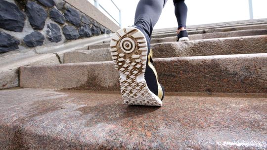 10 tysięcy kroków dziennie – klucz do poprawy samopoczucia czy przereklamowany mit?