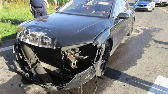 Audi wjechało pod pociąg towarowy. Kierująca nie miała uprawnień do kierowania pojazdami