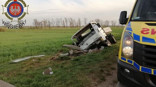 Auto wjechało do rowu. Kierowca trafił do szpitala