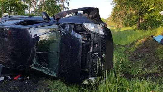 Auto wypadło z drogi. Kierującej nic groźnego się nie stało