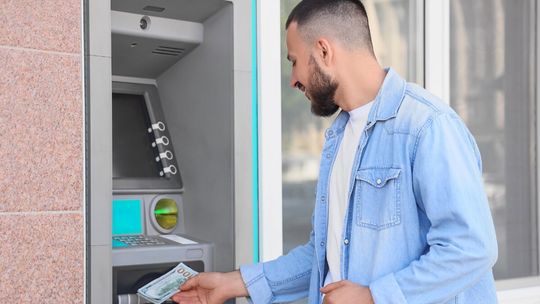 Bankomat ma nagrywać klienta. Za zasłonięcie twarzy kara