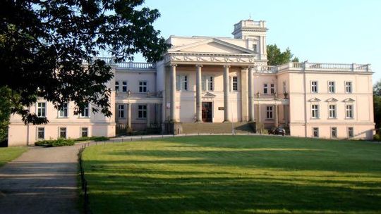 Biblioteka w pałacu. Jej uruchomienie to kwestia kilku dni