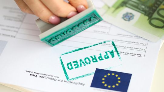 Brand w UE: kiedy warto zarejestrować znak towarowy, a kiedy jeszcze poczekać