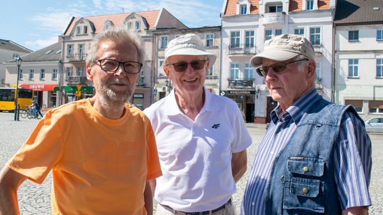 Uczestnicy spaceru historycznego - trzech mężczyzn