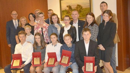 Burmistrz Skikiewicz uhonorował najlepszych młodych sportowców (video)