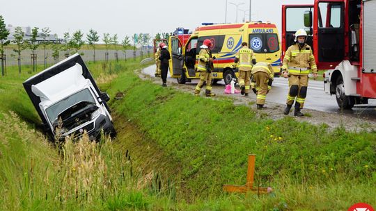 Bus zjechał do rowu, kierowca w szpitalu (galeria)