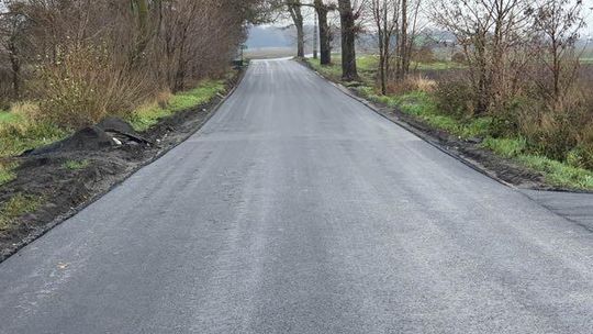 Była szutrowa, jest asfaltowa. Droga, która łączy dwie gminy