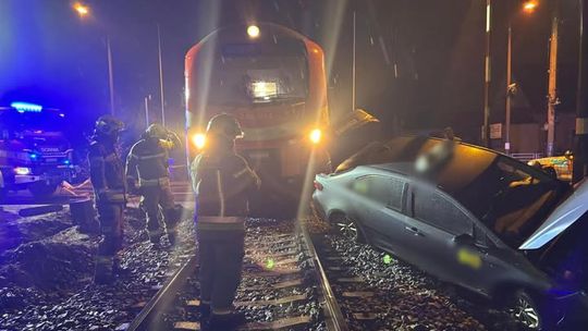 Centymetry od tragedii. Groźne zdarzenie na przejeździe kolejowym w Odolanowie Centymetry od tragedii. Groźne zdarzenie na przejeździe kolejowym w Odolanowie