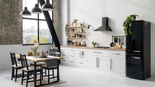 Czarne lodówki – przegląd trendów. Czy to funkcjonalne rozwiązanie?