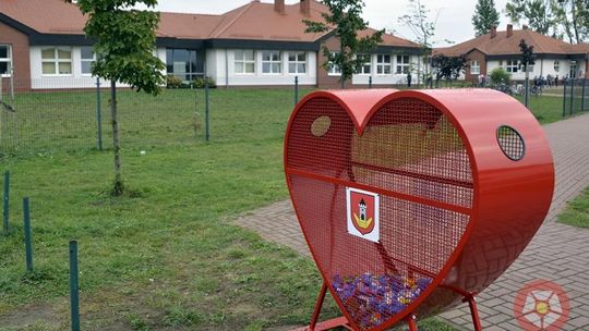 Czerwone serca przy szkołach w Miłosławiu i Czeszewie