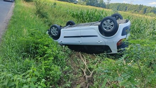 Dachował na prostej drodze. Jedna osoba trafiła do szpitala