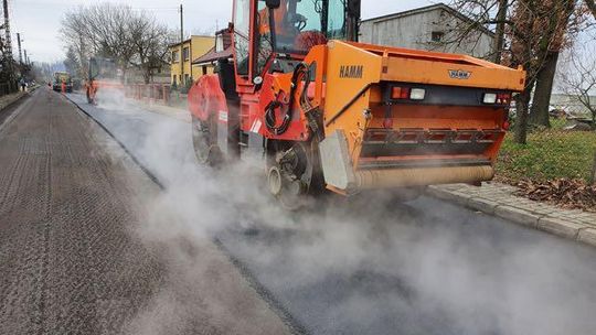 Dzieje się w Ratajach. Po kanalizacji i drodze przyszedł czas na chodnik