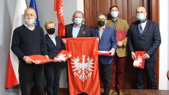 Flagi powstańcze przekazane. Będzie je widać 27 grudnia (galeria)