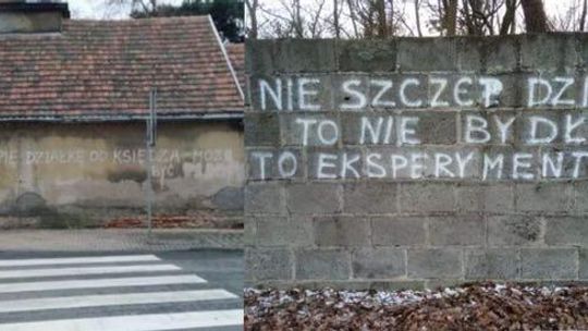 Graffiti niskich lotów. Sprawca uciekł, napisy pozostały. Policja już działa