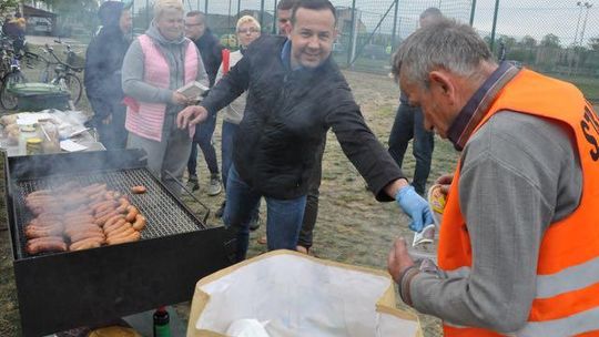 Grillowanie podczas meczu. Cel jest szczytny