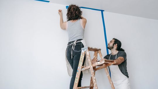 Gruntowanie ścian – kiedy się je wykonuje?