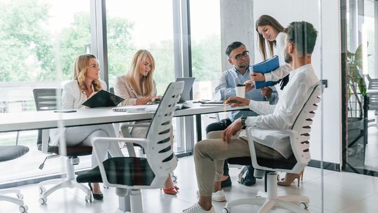 Jak dobrać meble do biura? Poradnik dla szukających mebli biurowych w Poznaniu