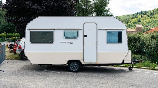 Jak obniżyć masę przyczepy, zachowując jej stabilność podczas postoju