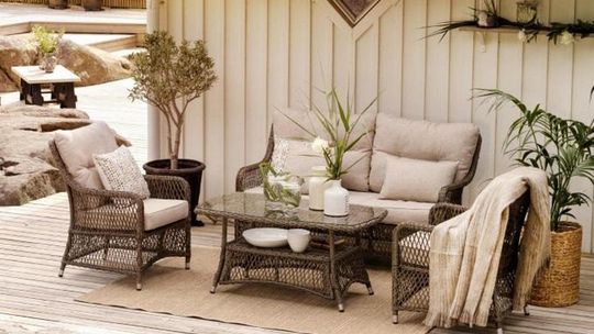 Jak urządzić stylową altanę ogrodową przy użyciu mebli technorattanowych?