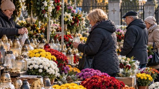 Kilka dni pracy i tysiące złotych. Przed 1 listopada rusza cmentarny biznes