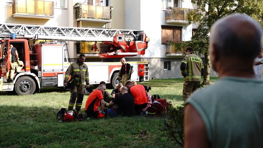 Kobieta utknęła z dziećmi na balkonie. Drogę odciął im pożar