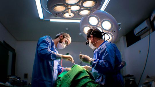 Koniec z „lekarzami walizkowymi”. Tych operacji nie zrobi już każdy szpital