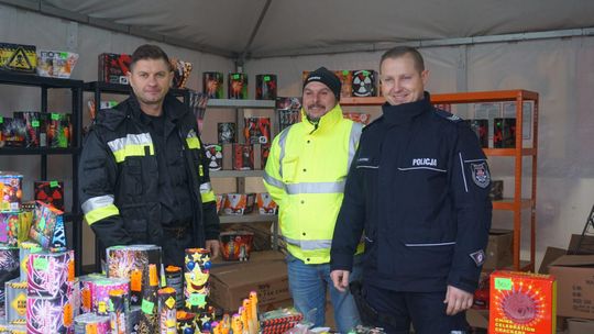 Kontrole przed sylwestrem. Straż i policja na stoiskach z fajerwerkami