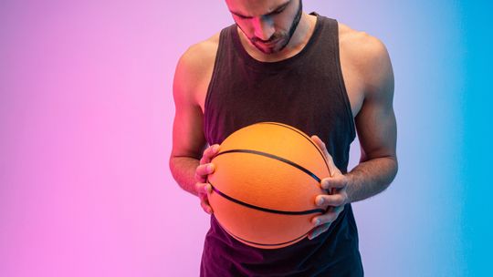 Koszulki tank top – jak wybrać idealny model na lato?