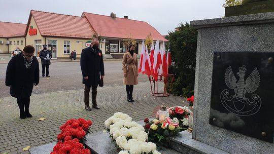 Limity w kościele i przy pomniku. Dziwne świętowanie (galeria)