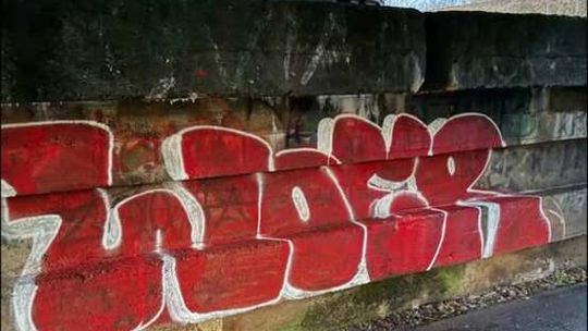Malował graffiti na moście kolejowym. Sprawą 15-latka zajmie się Sąd Rodzinny Malował graffiti na moście kolejowym. Sprawą 15-latka zajmie się Sąd Rodzinny