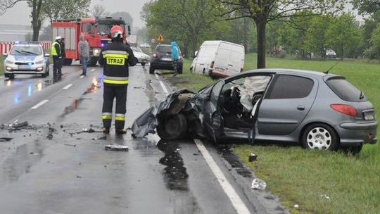 Mały karambol na krajówce. Zawinił kierowca peugeota (galeria)