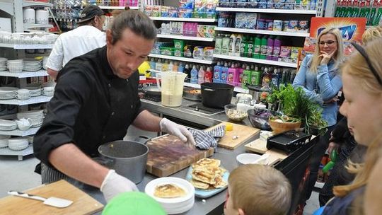 MasterChef karmił wrześnian pancakesami (galeria)