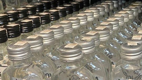 Mieszkańcy piją, miasto się bogaci, czyli rzecz o "małpkach"