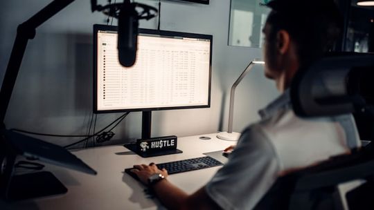 Mikrofon krawatowy. Jak wybrać model dostosowany do swoich potrzeb?