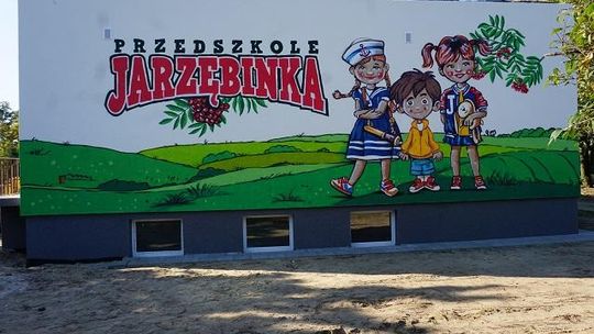 Mural na przedszkolu. "Jakie ładne dziewczynki pan maluje" (galeria)