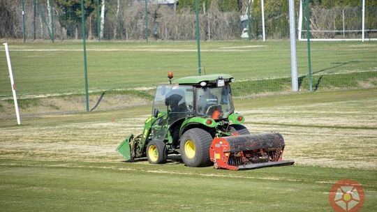 Murawy wrzesińskiego stadionu przygotowane do sezonu (video)