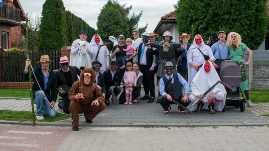 grupowe zdjęcie uczestników "murzenia" w Brodnicy