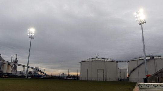 Na budowanym stadionie średzkim rozbłysły jupitery