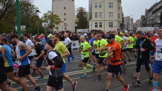 Nasi biegną w poznańskim maratonie