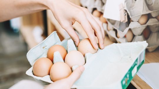 Nasze drogie jaj. Sklepy uspokajają, a producenci ostrzegają: może być gorzej