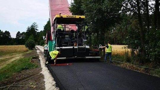 Niby wieś, a droga lepsza niż w mieście. Krótka, ale asfaltowa