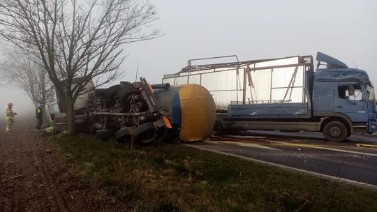 Niebezpiecznie w Gulczewku. Zderzyły się dwie ciężarówki