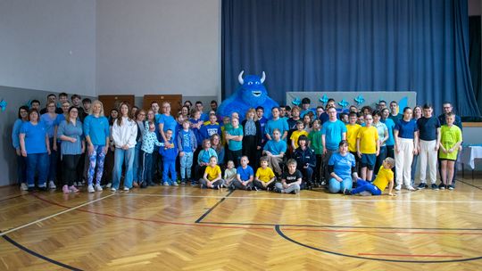 Grupowe zdjęcie uczestników Niebieskich Igrzysk 2024 w Śremie