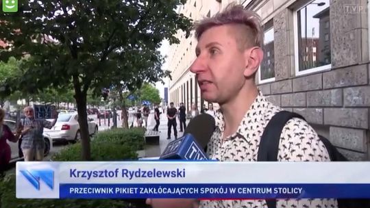 Niedawno „był gejem”, teraz broni TVP. Aktor do wynajęcia w „Wiadomościach”