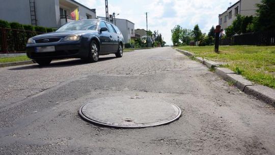 Niespokojnie na Spokojnej. Kierowcy muszą uważać na zaniżenia w jezdni