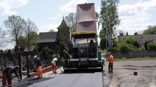 Nową drogą do kościoła i na cmentarz w Opatówku