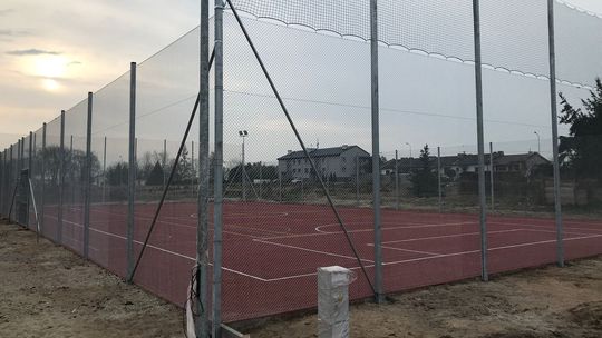 zdjęcie przedstawia boisko sportowe w końcowej fazie budowy