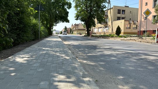 Nowe chodniki, krawężniki i asfalt. Trwa przebudowa drogi
