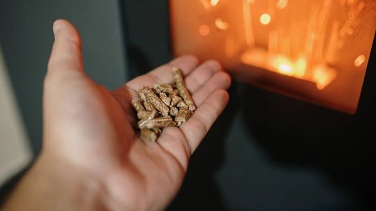 Pellet drogi, węgiel znika z części składów. Minister uspokaja: opału na zimę nie zabraknie