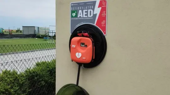 Pierwszy defibrylator AED. Sołectwo Stężyca sfinansowało zakup z funduszu sołeckiego